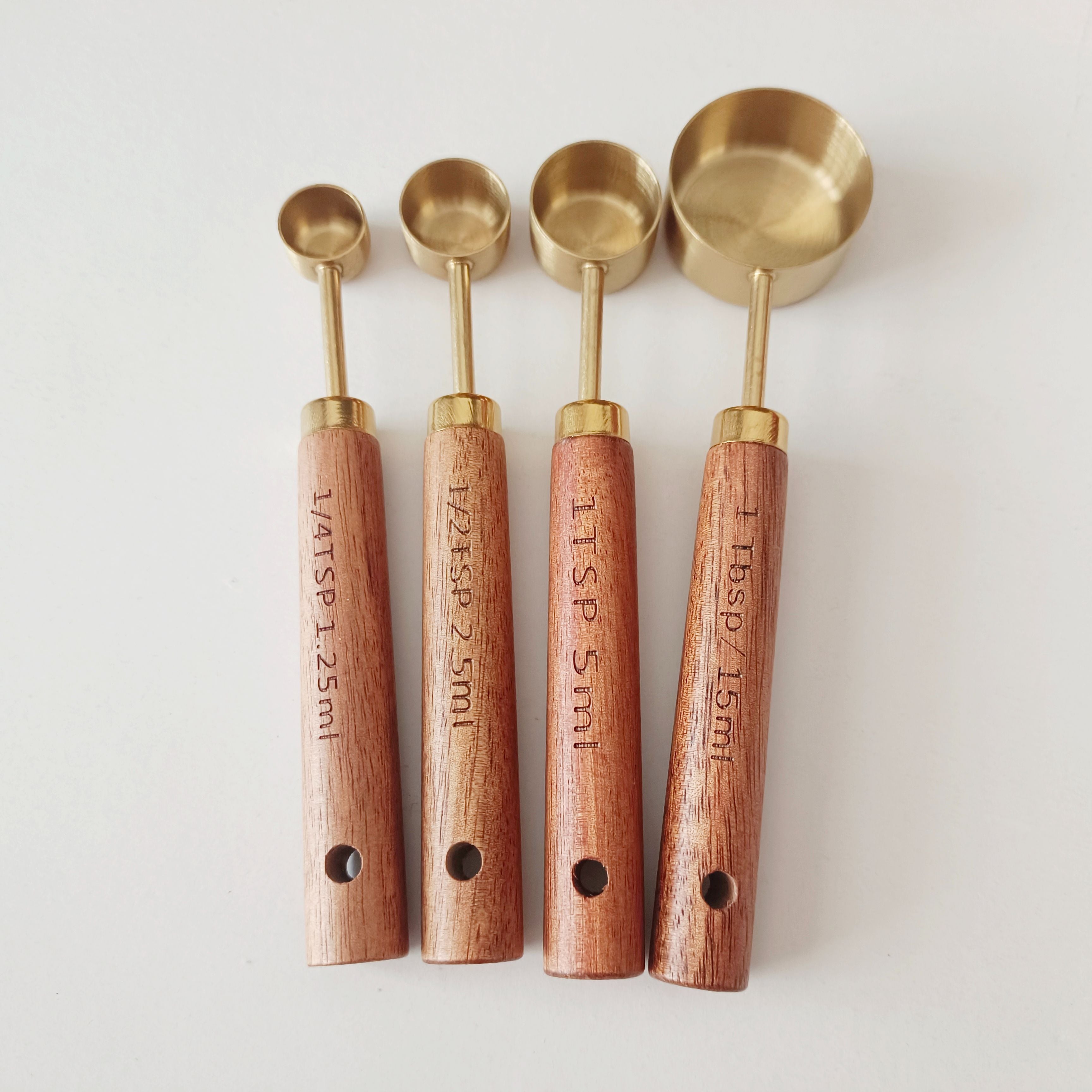 4pcs measuring cups with acacia wood handle Silver